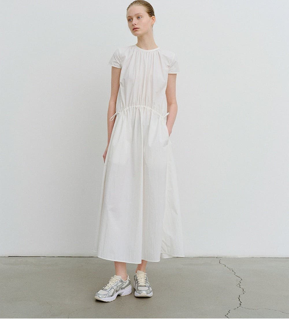 TVR ROUND NECK SHIRRING DRESS_WHITE — vue 8