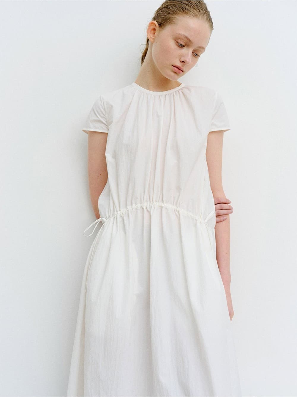 TVR ROUND NECK SHIRRING DRESS_WHITE — vue 11