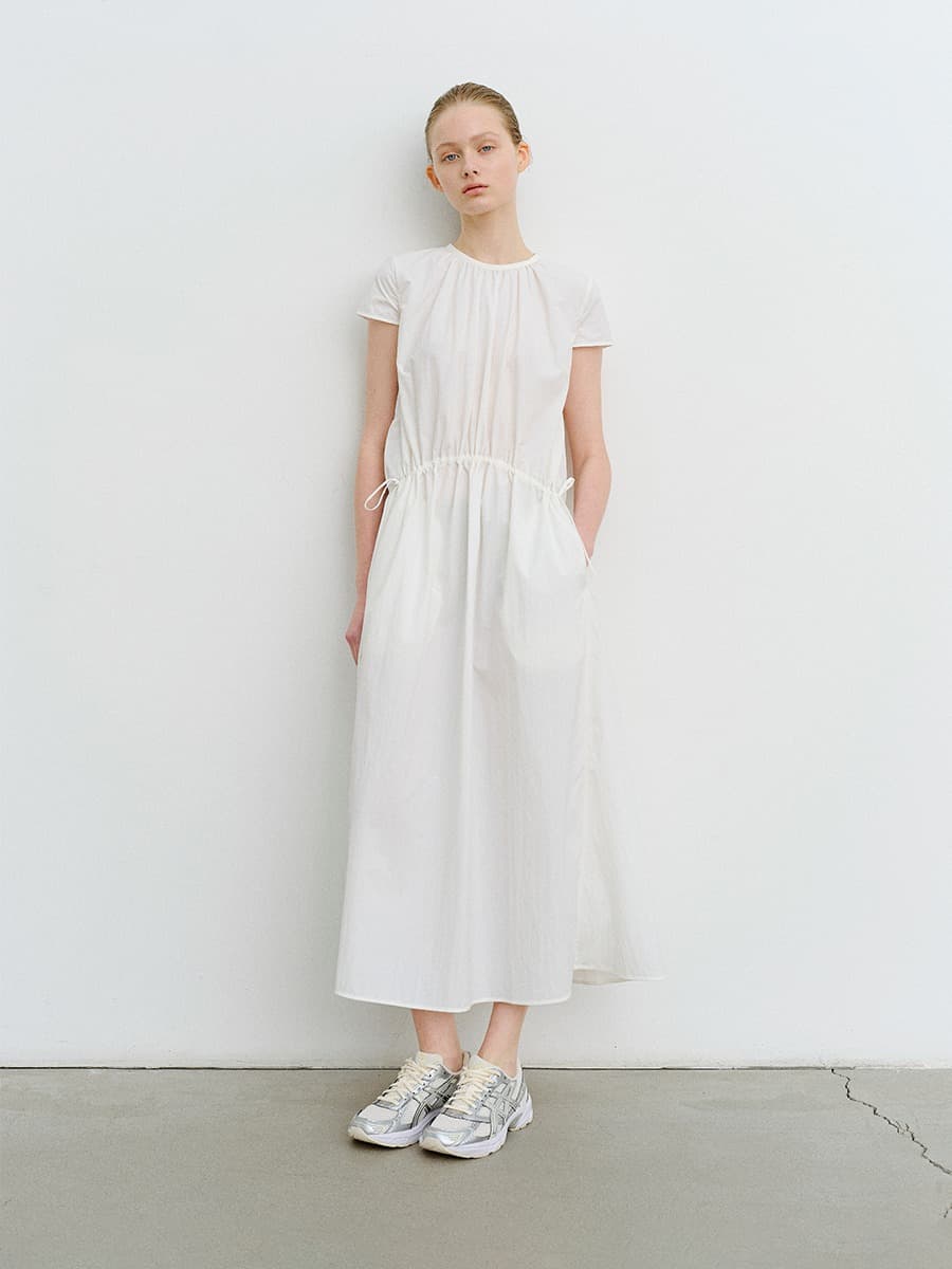 TVR ROUND NECK SHIRRING DRESS_WHITE — vue 1