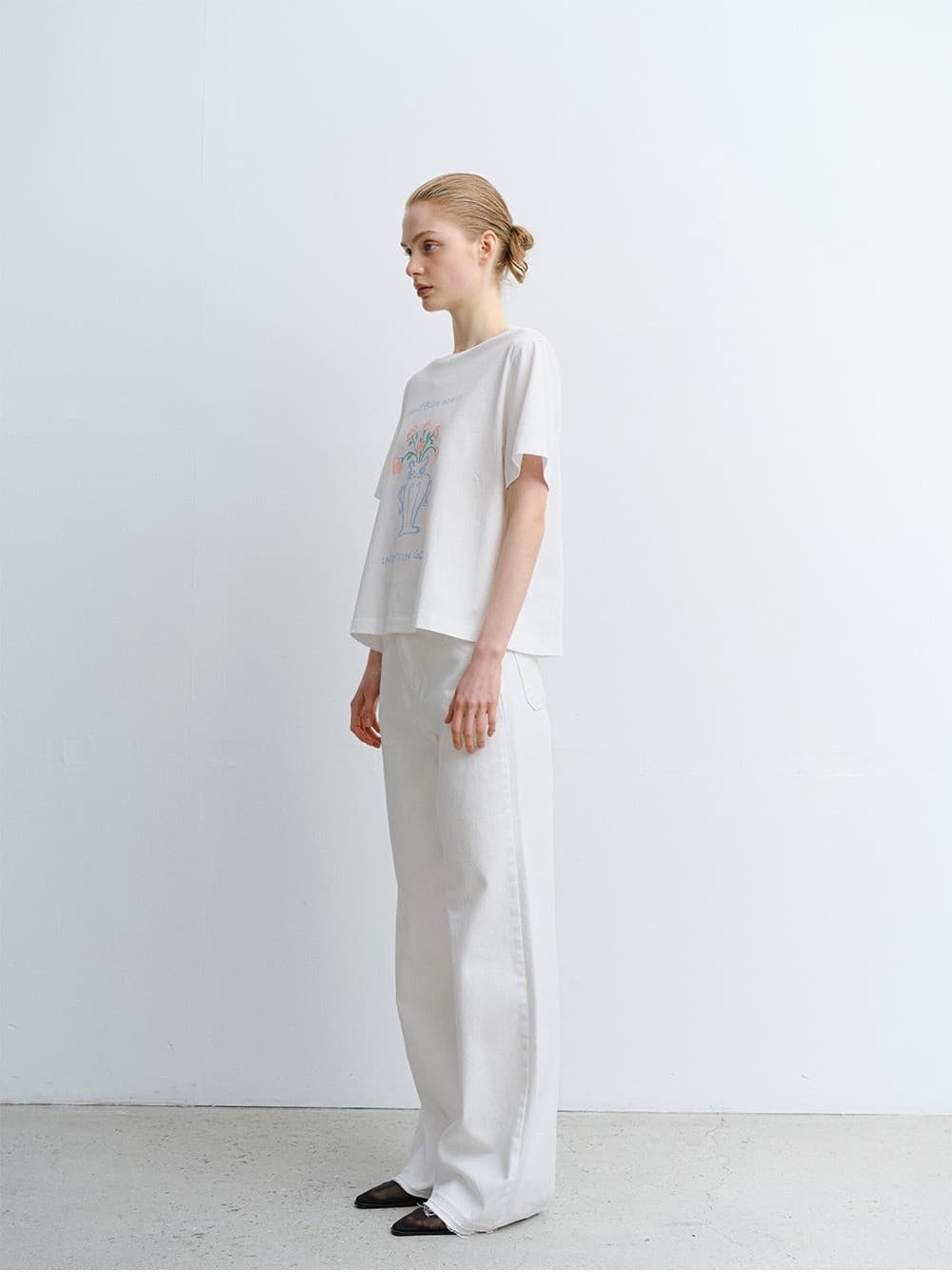TVR VASE OF FLOWERS TOP_WHITE — vue 11