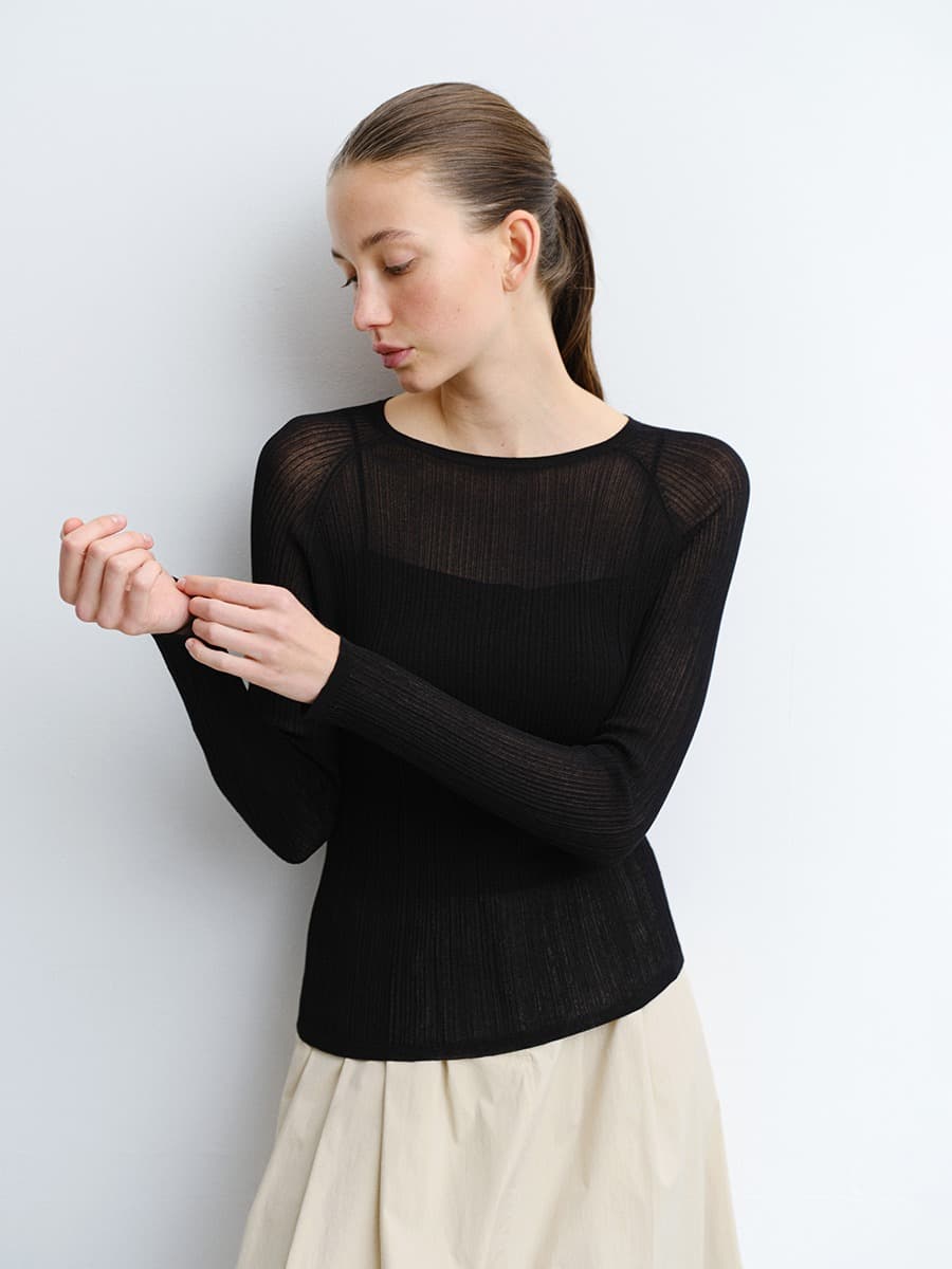TVR RIBBED SILK KNIT TOP_BLACK — vue 3