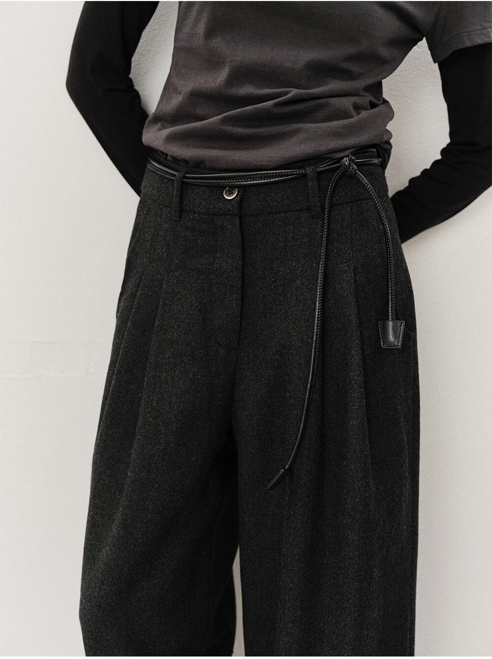 TVF WOOL WIDE TWO TUCK TROUSERS_CHARCOAL — vue 8