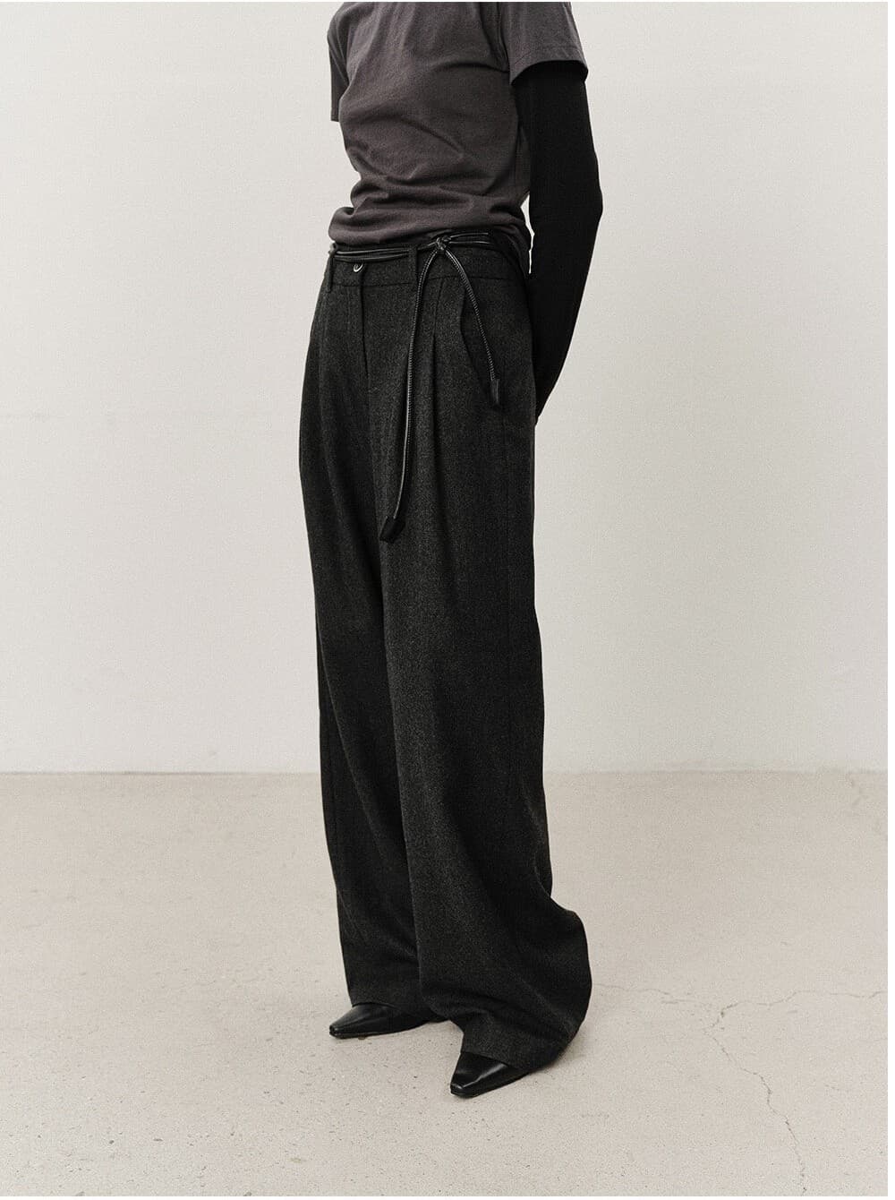 TVF WOOL WIDE TWO TUCK TROUSERS_CHARCOAL — vue 11