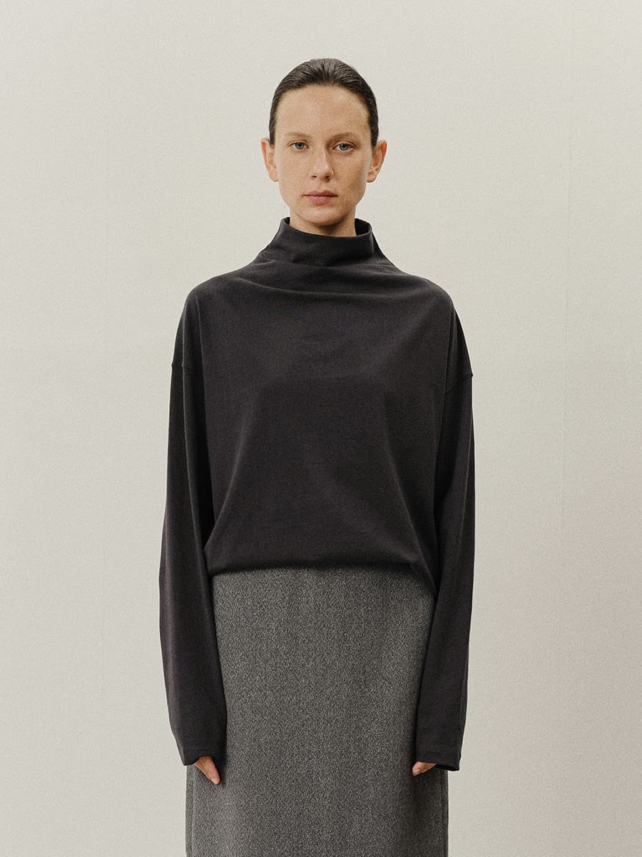 TVF LOOSE TURTLENECK TOP_CHARCOAL — vue 2