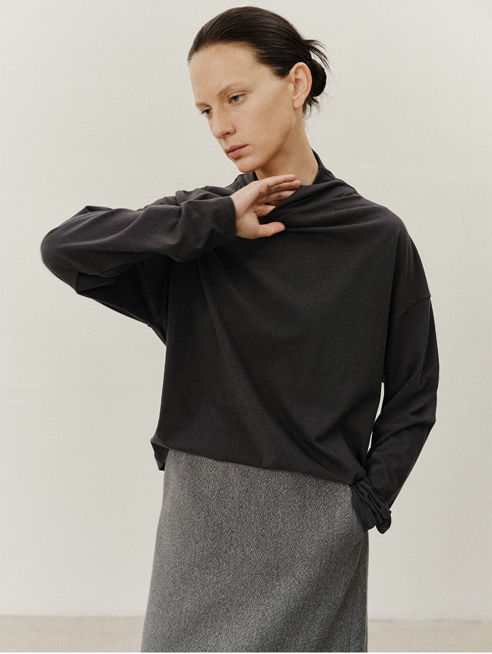 TVF LOOSE TURTLENECK TOP_CHARCOAL — vue 11