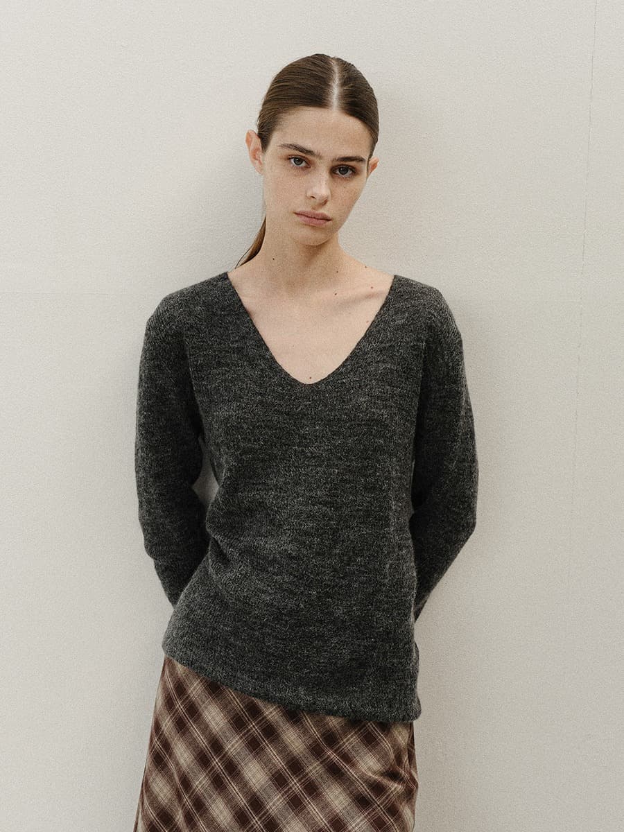 TVF DEEP V-NECK SLIM KNIT TOP_CHARCOAL — vue 2