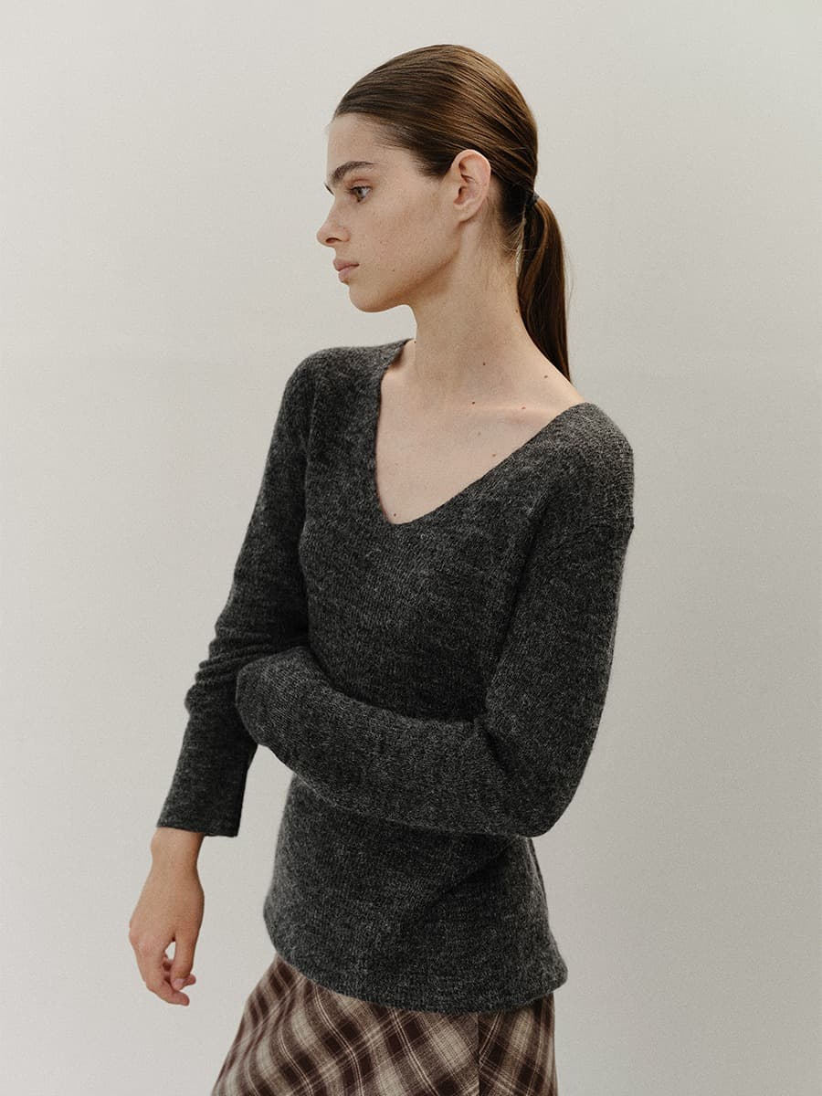 TVF DEEP V-NECK SLIM KNIT TOP_CHARCOAL — vue 3