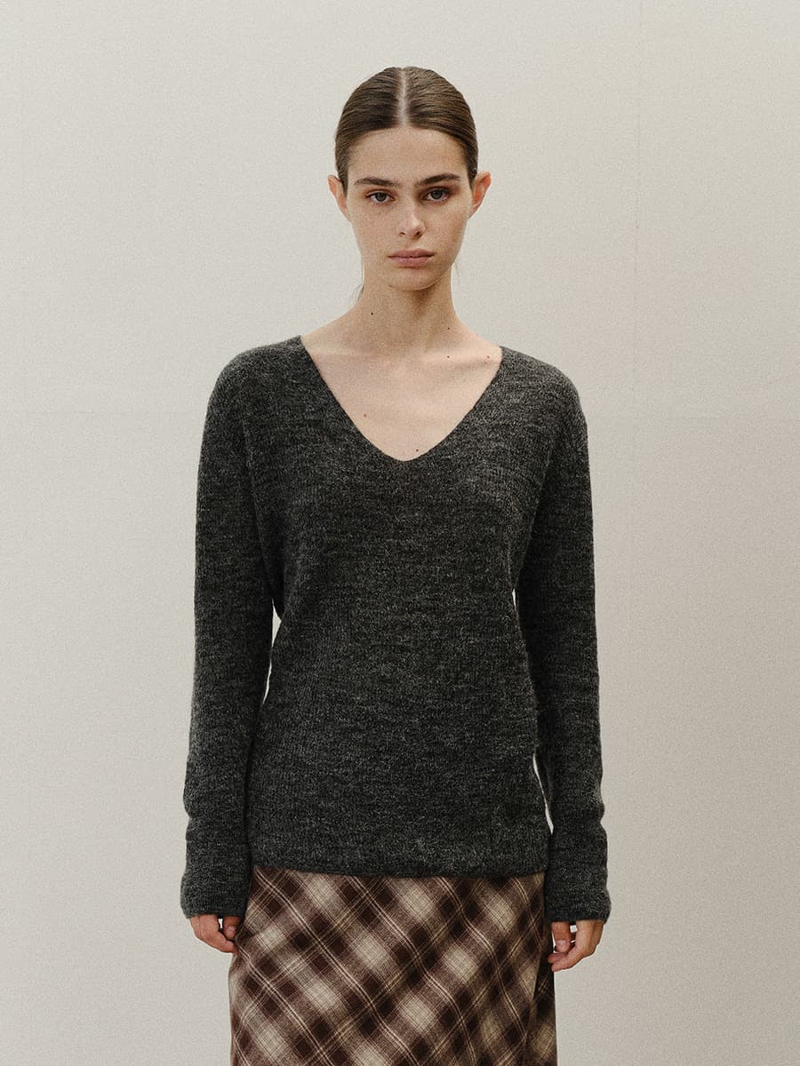 TVF DEEP V-NECK SLIM KNIT TOP_CHARCOAL — vue 1