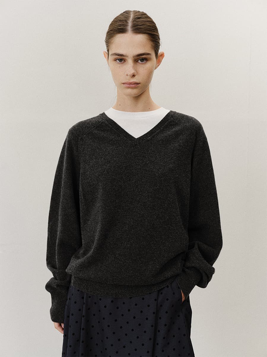 TVF MERINO WOOL OVERFIT V-NECK KNIT TOP_CHARCOAL — vue 2