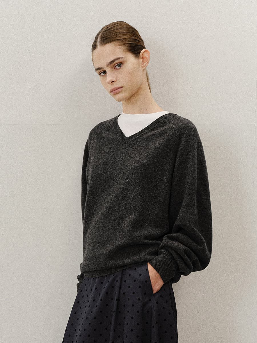 TVF MERINO WOOL OVERFIT V-NECK KNIT TOP_CHARCOAL — vue 3