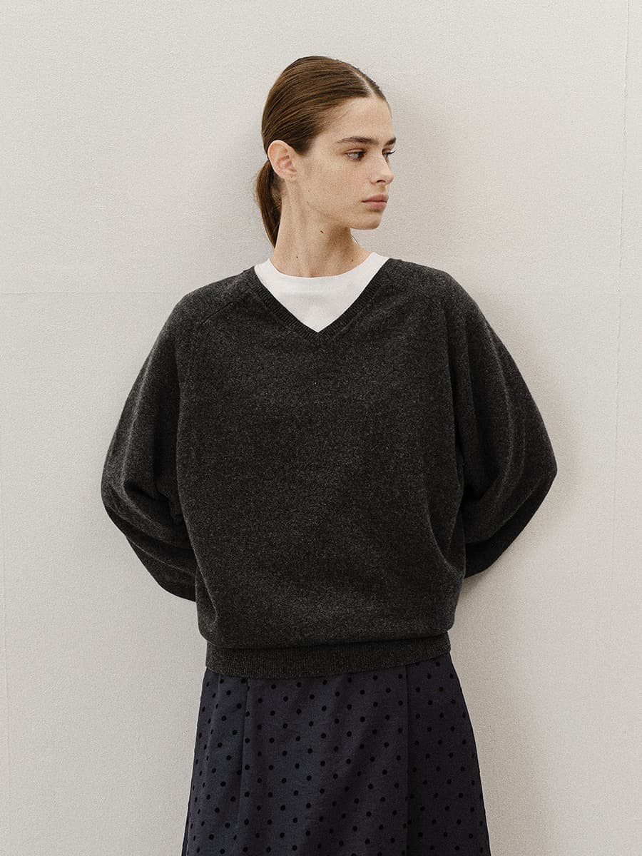TVF MERINO WOOL OVERFIT V-NECK KNIT TOP_CHARCOAL — vue 4