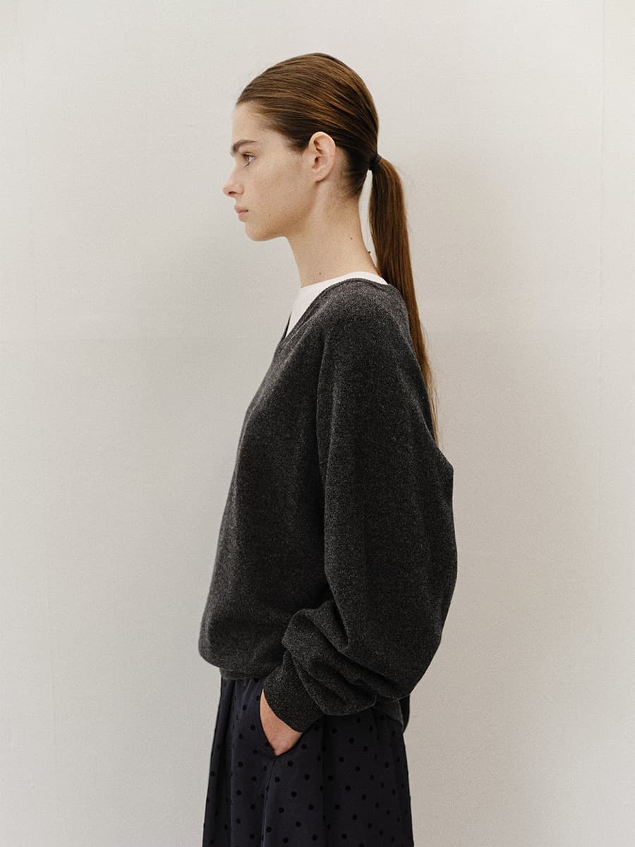 TVF MERINO WOOL OVERFIT V-NECK KNIT TOP_CHARCOAL — vue 5