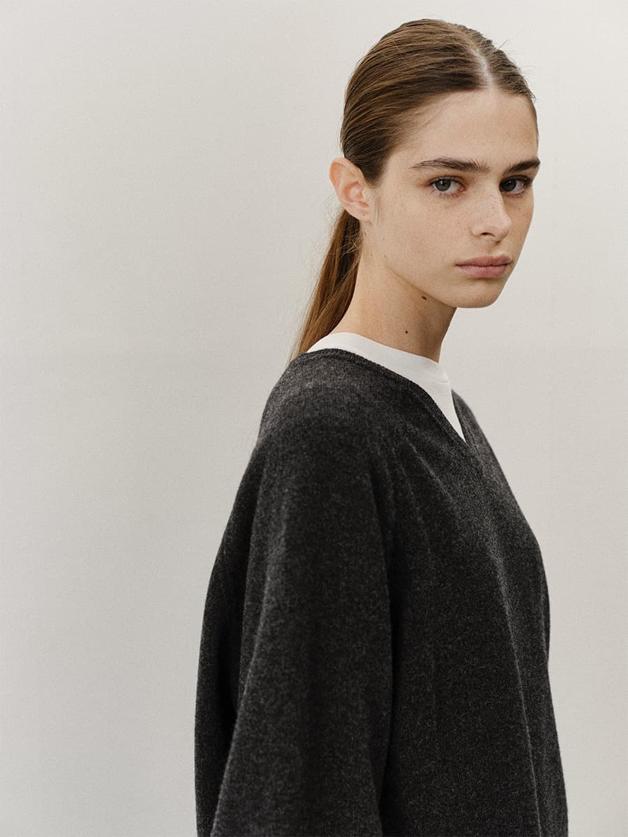 TVF MERINO WOOL OVERFIT V-NECK KNIT TOP_CHARCOAL — vue 6