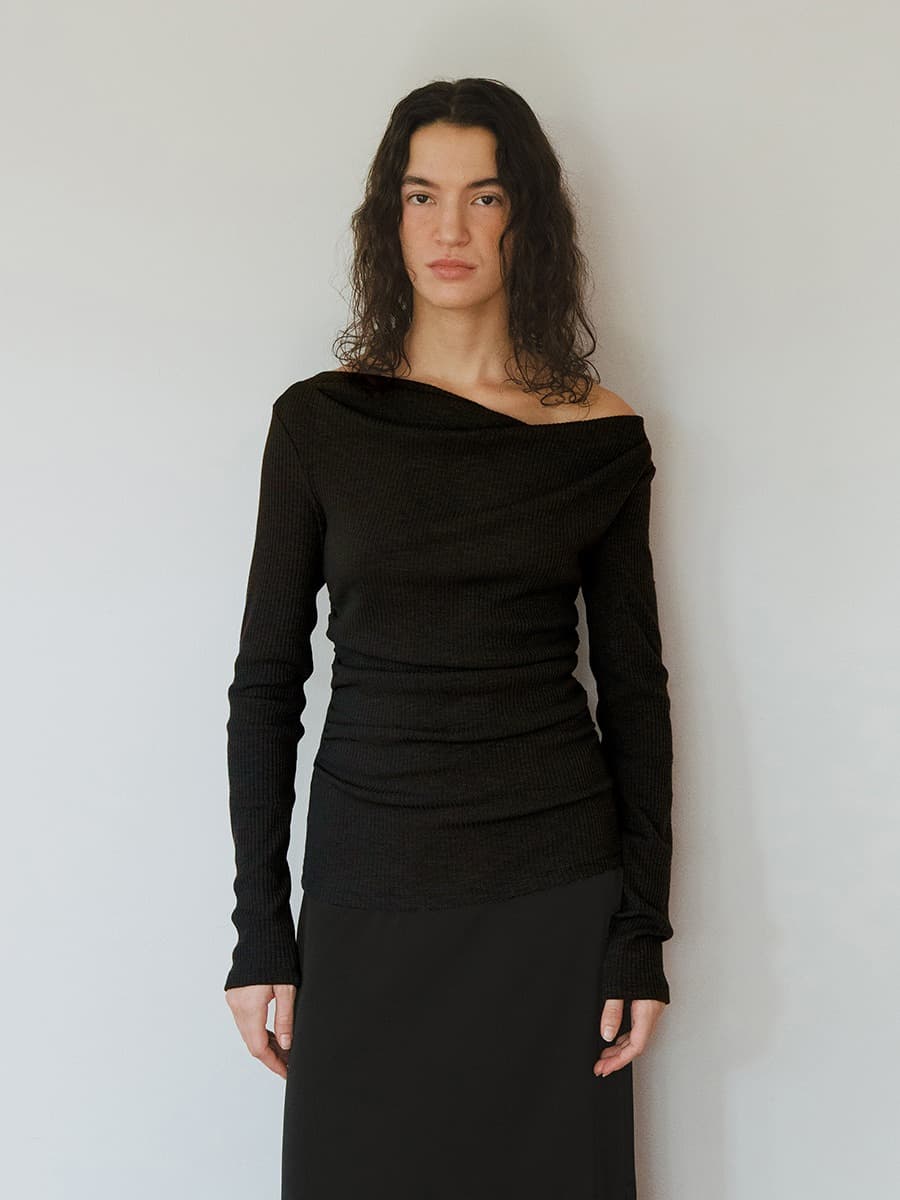 TVW SHIRRING OFF-SHOULDER TOP_BLACK — vue 2