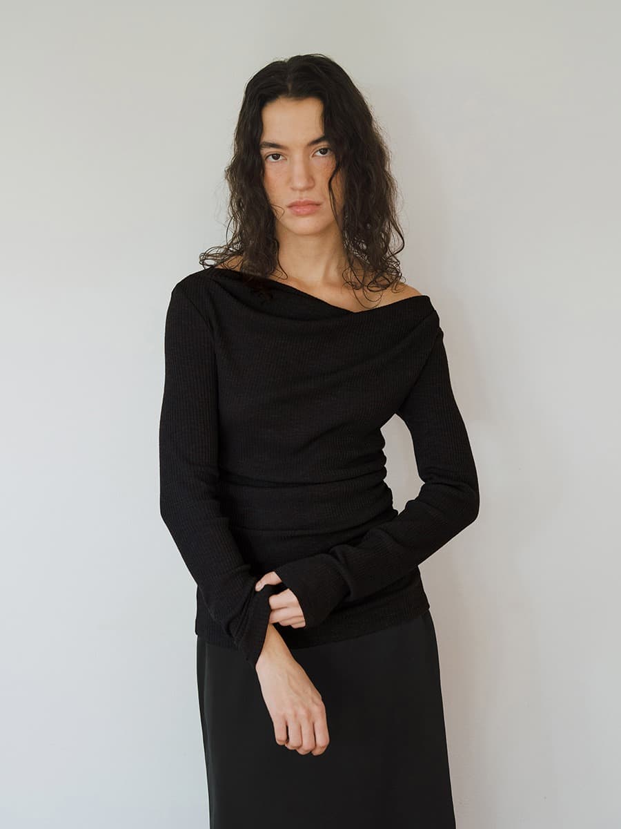 TVW SHIRRING OFF-SHOULDER TOP_BLACK — vue 5