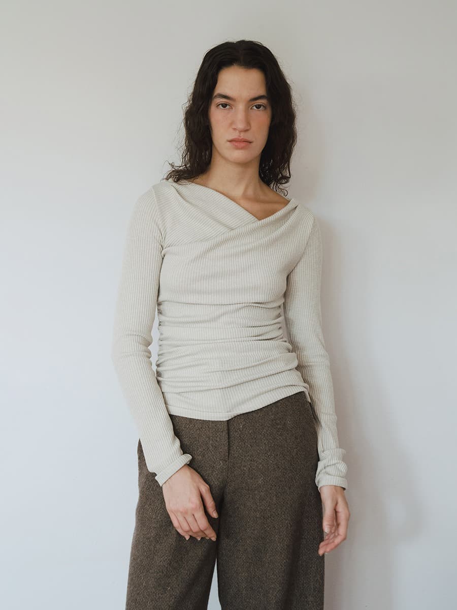 TVW SHIRRING OFF-SHOULDER TOP_BEIGE — vue 3