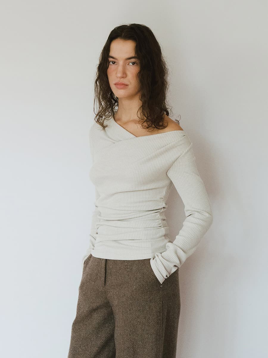 TVW SHIRRING OFF-SHOULDER TOP_BEIGE — vue 4