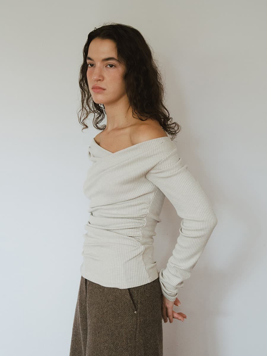 TVW SHIRRING OFF-SHOULDER TOP_BEIGE — vue 5