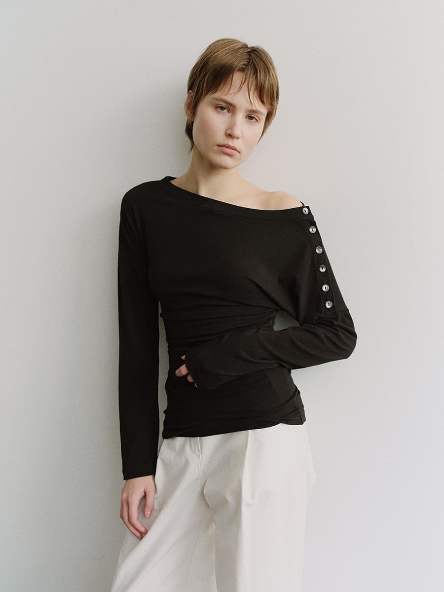 TIS BUTTON OFF-SHOULDER TOP_BLACK — vue 3