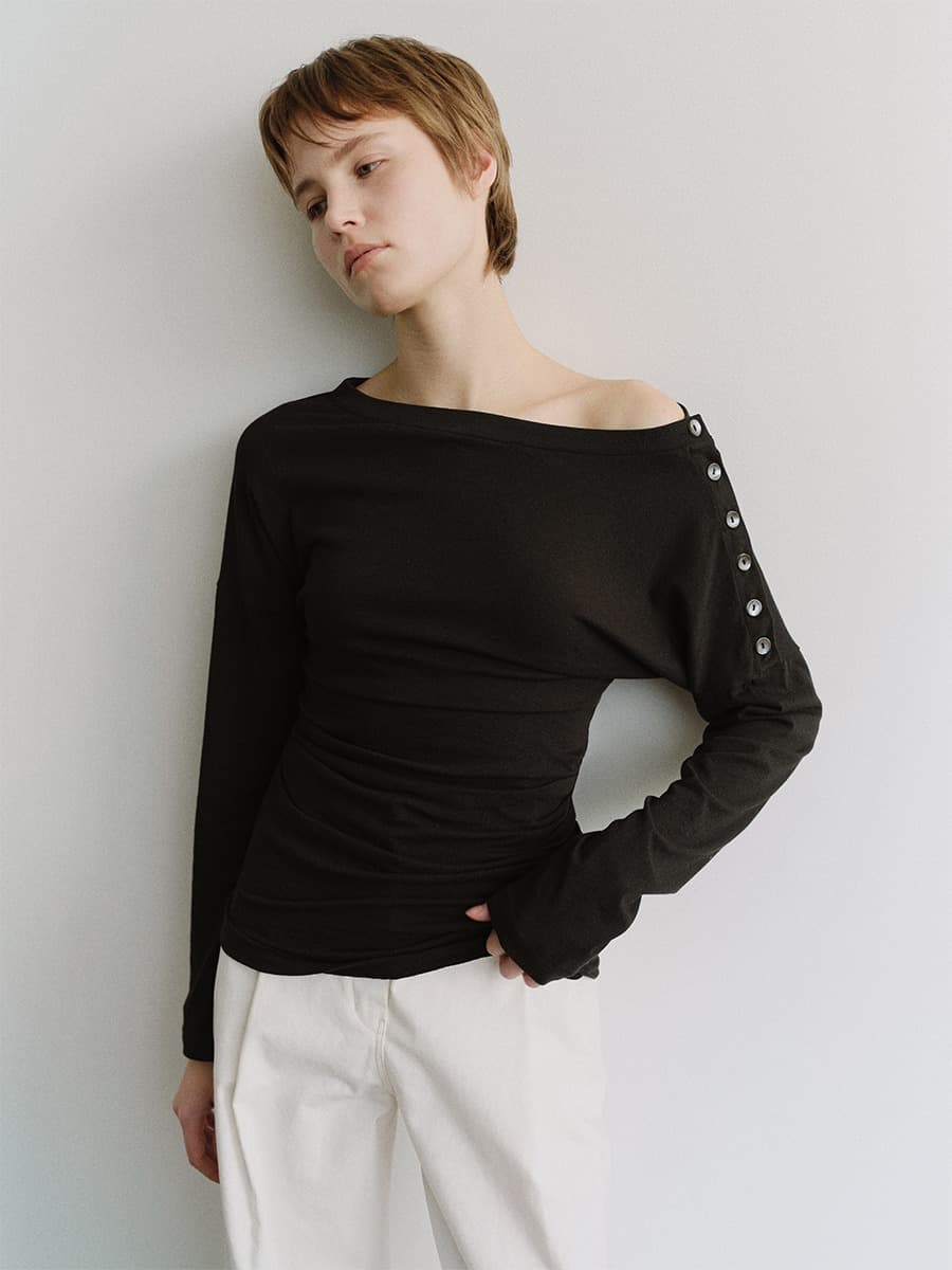 TIS BUTTON OFF-SHOULDER TOP_BLACK — vue 4