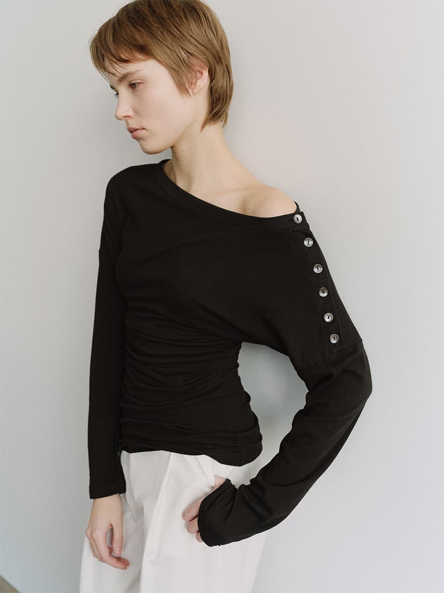 TIS BUTTON OFF-SHOULDER TOP_BLACK — vue 5