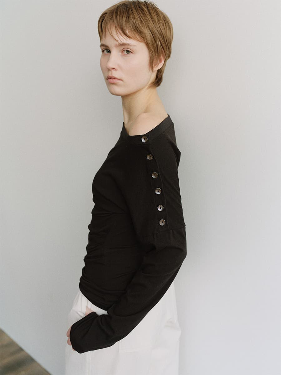 TIS BUTTON OFF-SHOULDER TOP_BLACK — vue 6