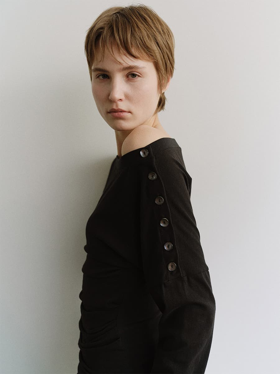 TIS BUTTON OFF-SHOULDER TOP_BLACK — vue 7