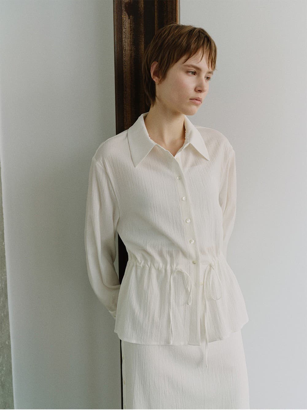 TIS SHEER DRAWSTRING WAIST SHIRT_WHITE — vue 6