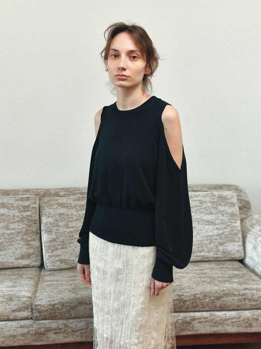 TIS OPEN SHOULDER VOLUME KNIT TOP_BLACK — vue 2