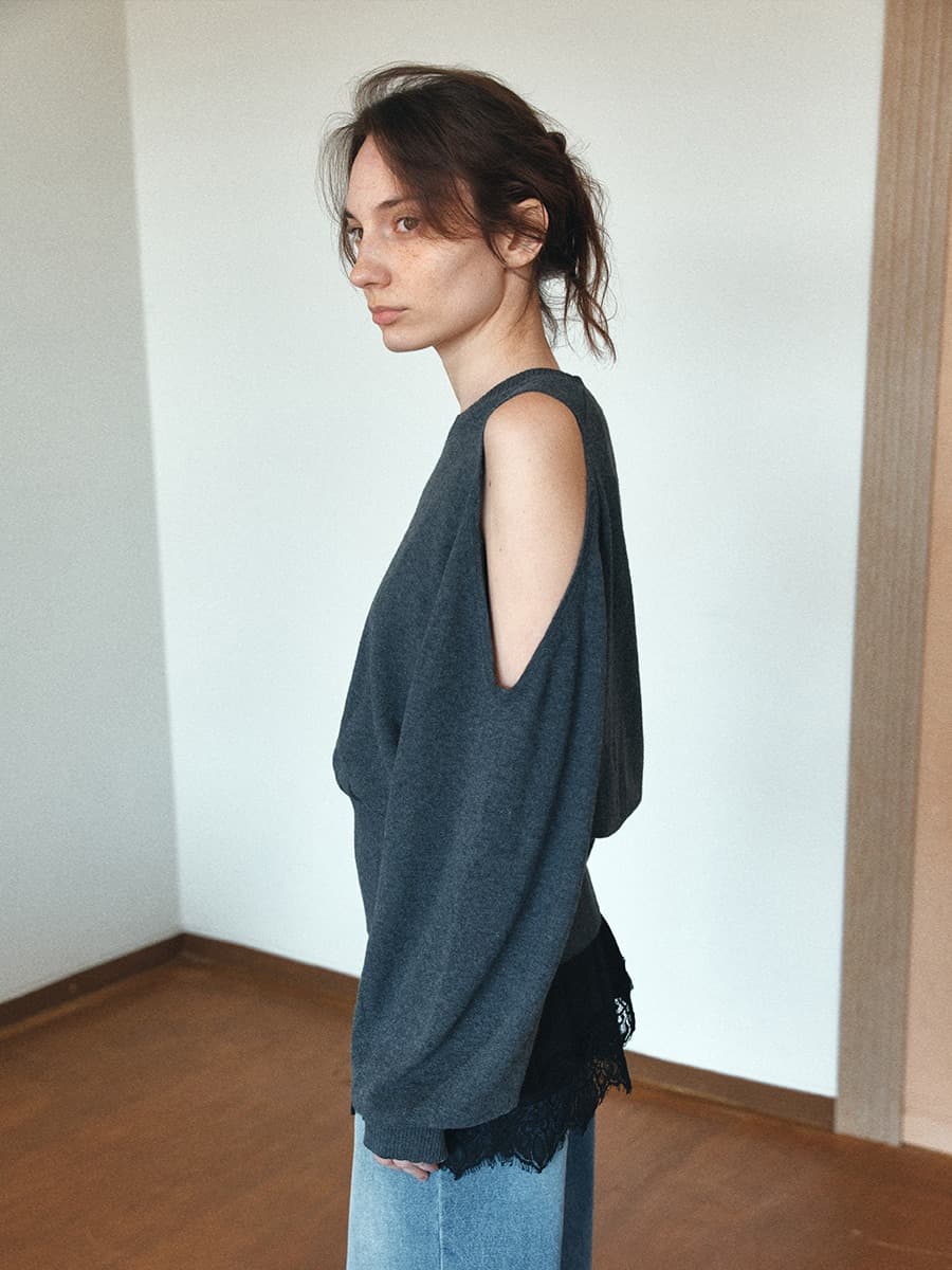 TIS OPEN SHOULDER VOLUME KNIT TOP_CHARCOAL — vue 3