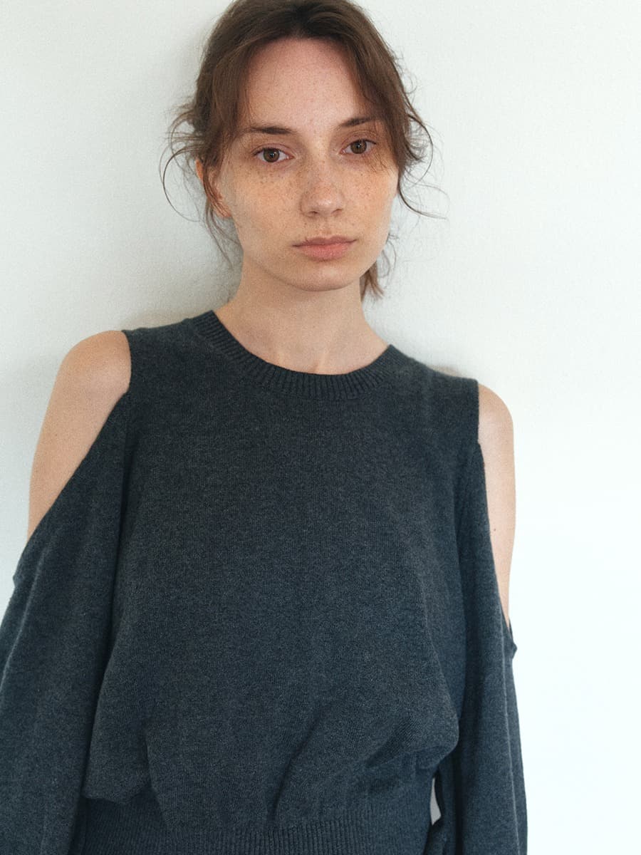 TIS OPEN SHOULDER VOLUME KNIT TOP_CHARCOAL — vue 6