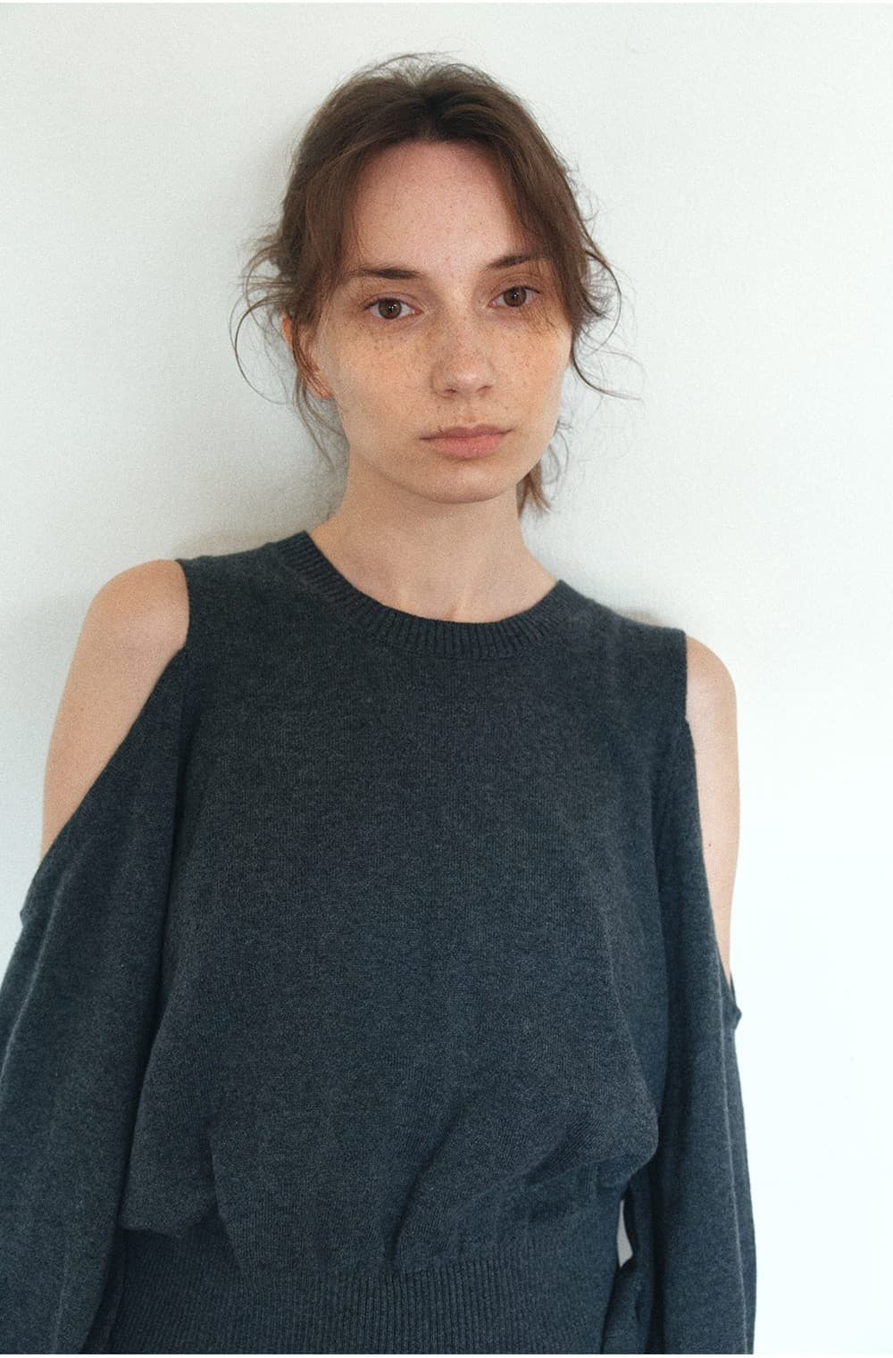 TIS OPEN SHOULDER VOLUME KNIT TOP_CHARCOAL — vue 10