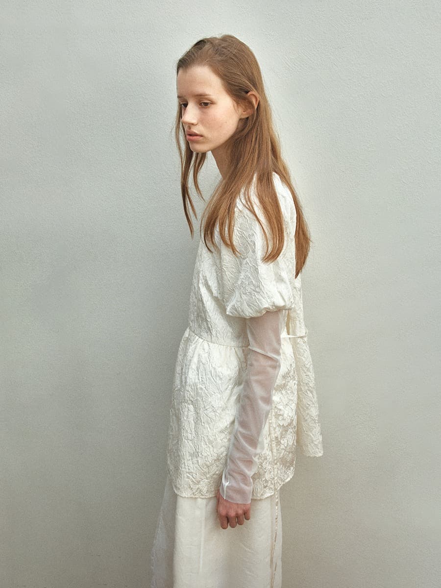 TIS JACQUARD TWO WAY SHIRRING PUFF DRESS_IVORY — vue 4