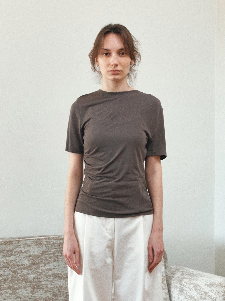 TIR DRAPED TUCK ASYMMETRIC SILK-BLEND TOP_WALNUT BROWN — vue 2