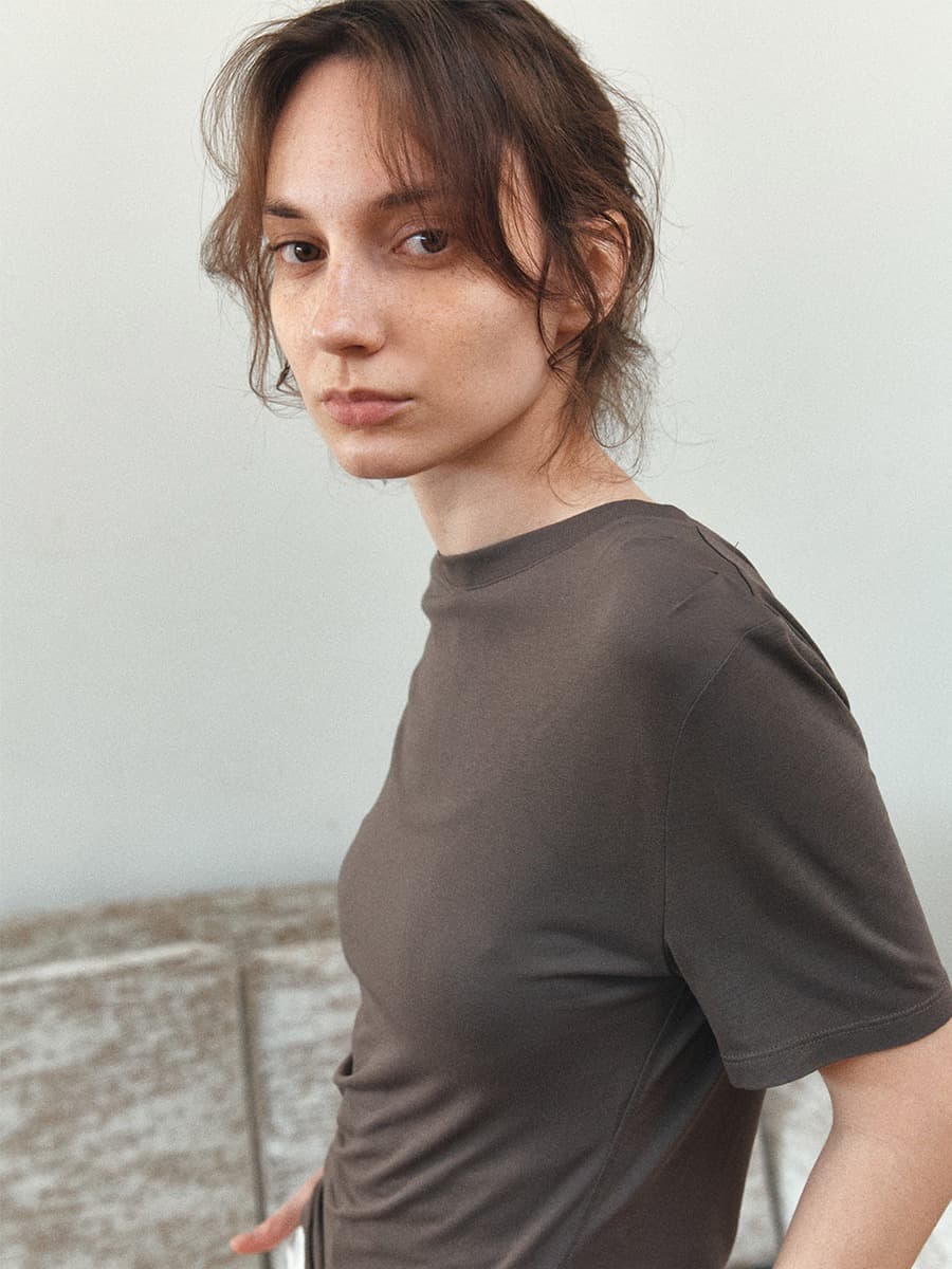 TIR DRAPED TUCK ASYMMETRIC SILK-BLEND TOP_WALNUT BROWN — vue 3