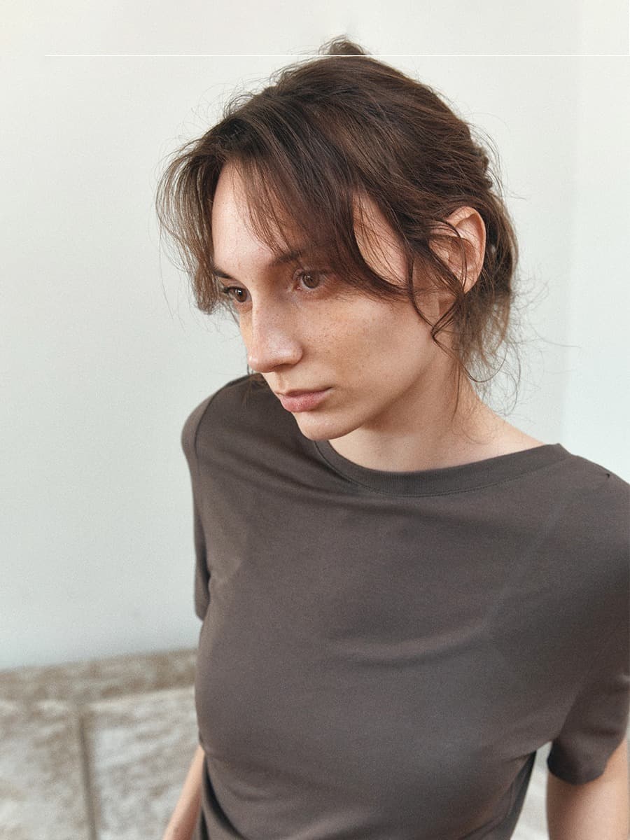 TIR DRAPED TUCK ASYMMETRIC SILK-BLEND TOP_WALNUT BROWN — vue 4