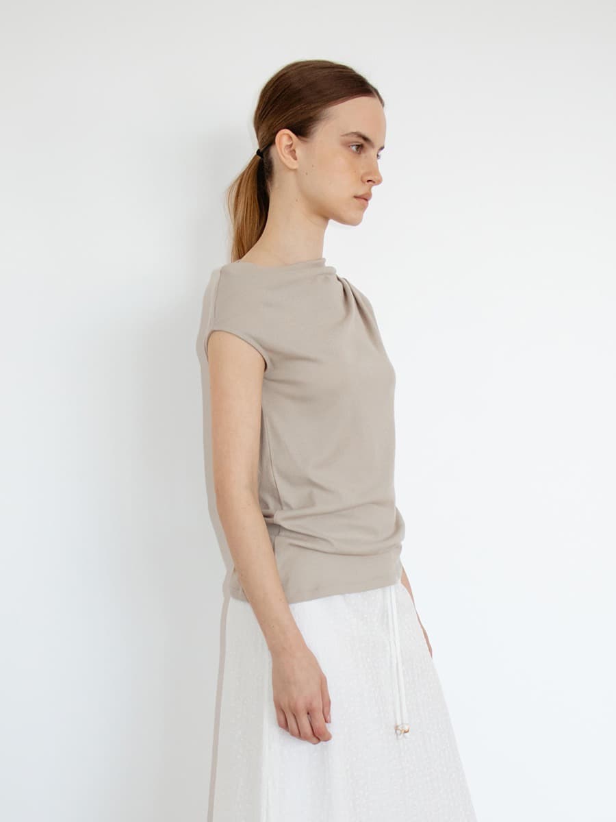 TIR ASYMMETRIC TUCKED TOP_ASHED BEIGE — vue 2