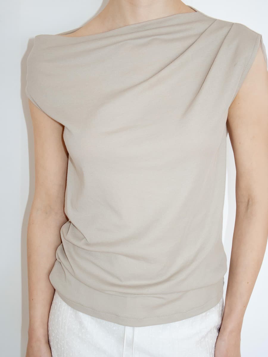 TIR ASYMMETRIC TUCKED TOP_ASHED BEIGE — vue 7