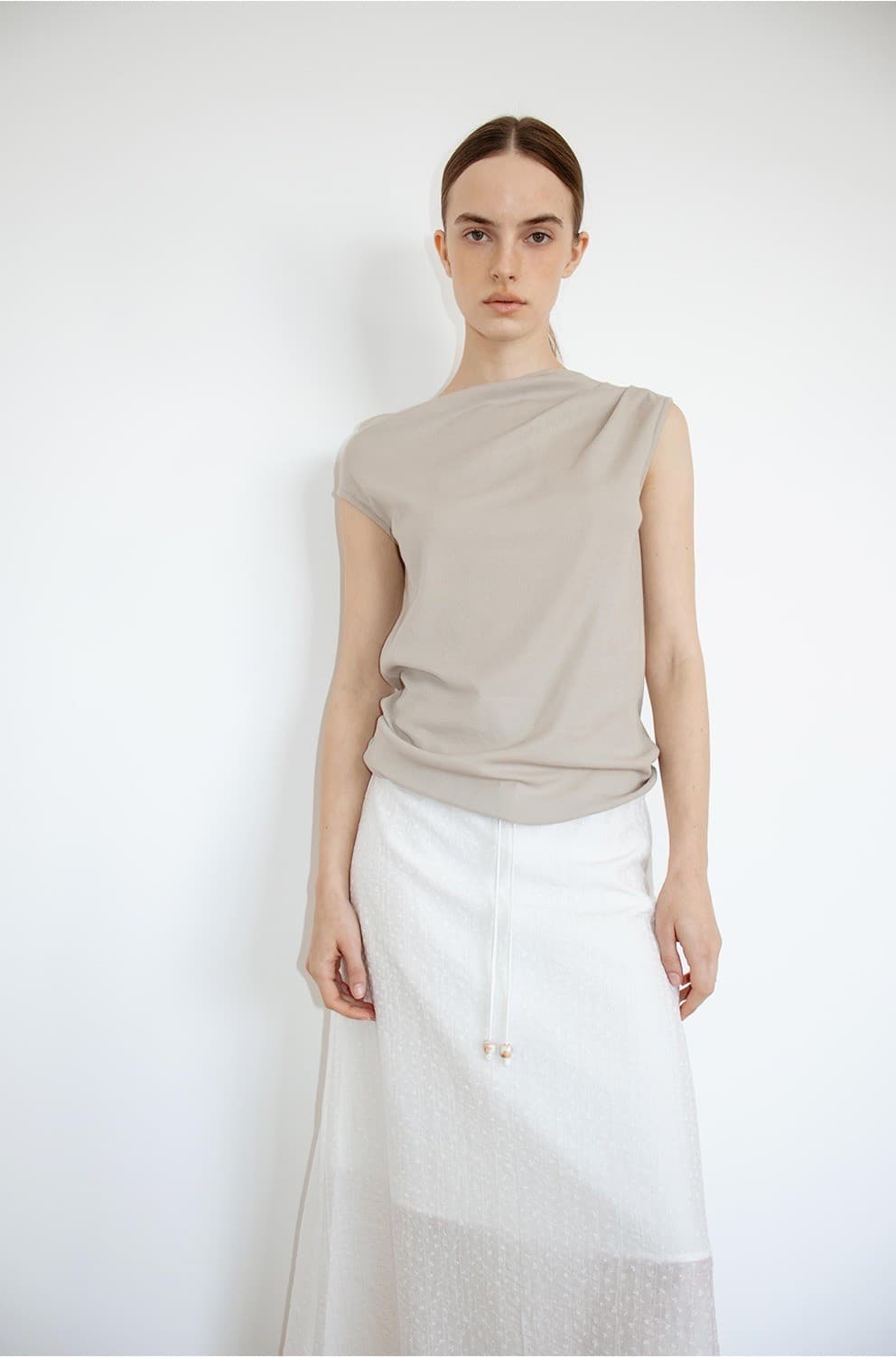 TIR ASYMMETRIC TUCKED TOP_ASHED BEIGE — vue 9