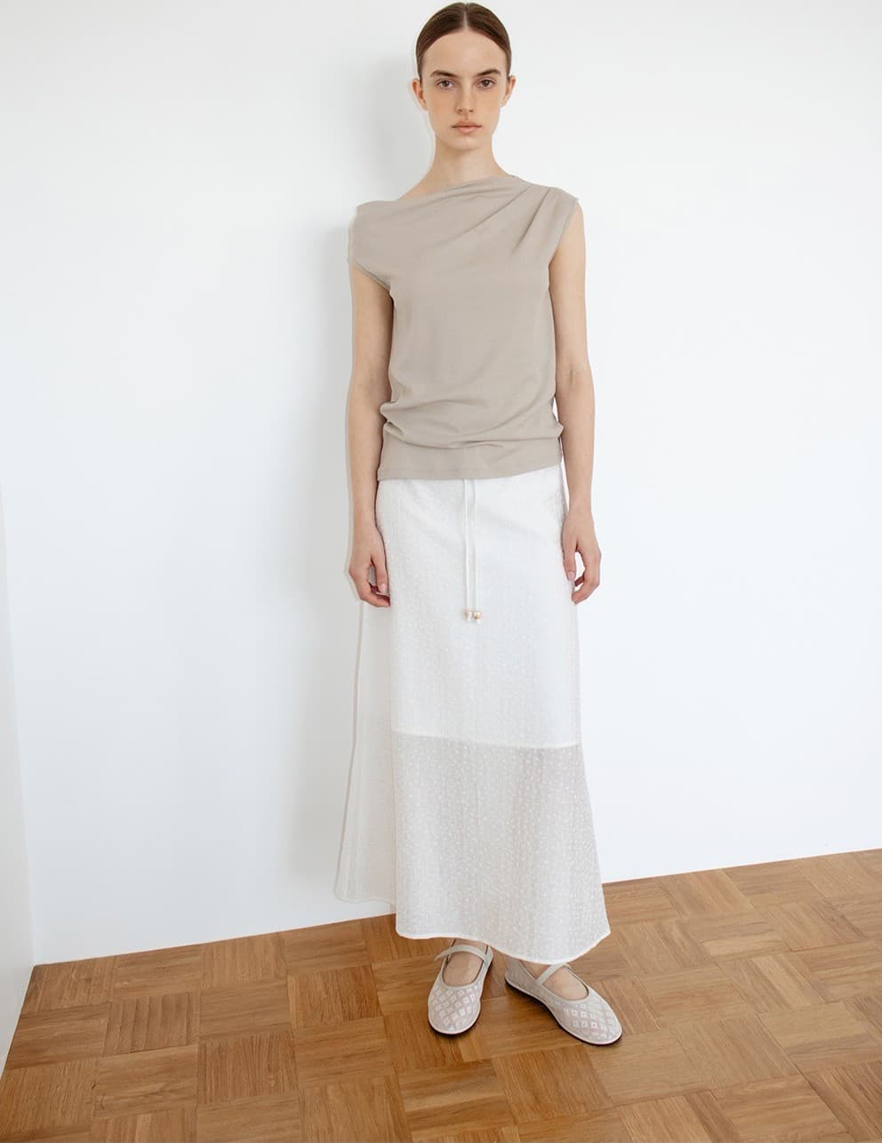 TIR ASYMMETRIC TUCKED TOP_ASHED BEIGE — vue 10