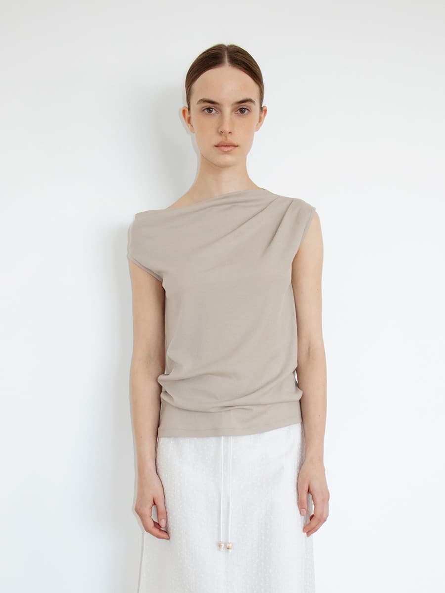 TIR ASYMMETRIC TUCKED TOP_ASHED BEIGE — vue 1