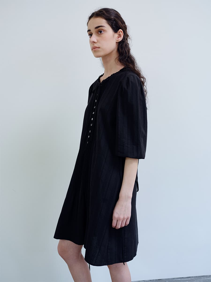 TIR PINTUCK LACE TIE DRESS_BLACK — vue 3