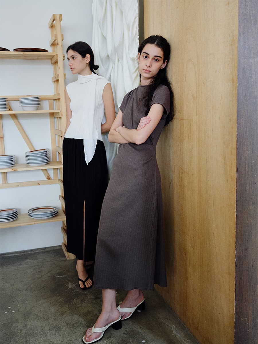 TIR ASYMMETRIC RIBBED COTTON DRESS_BROWN — vue 4