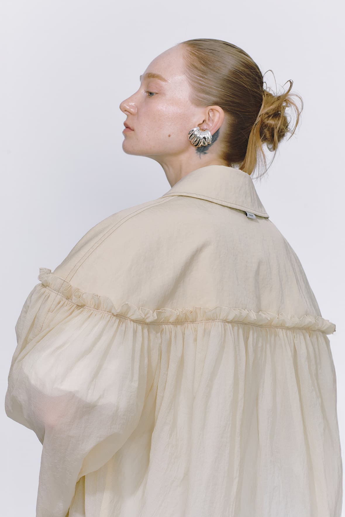Half And Half Horizontal Ruffel Nylon Mac Coat — vue 7