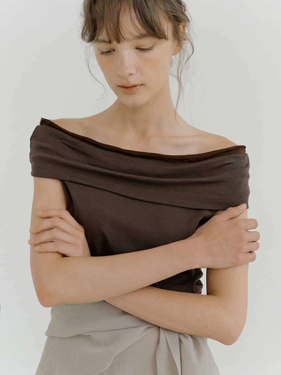 chiffon off-shoulder T-shirt (brown) orc 6073 — vue 2