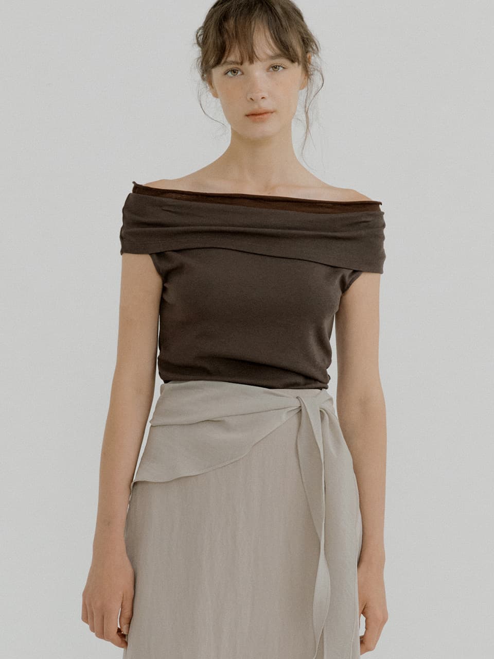 chiffon off-shoulder T-shirt (brown) orc 6073 — vue 3
