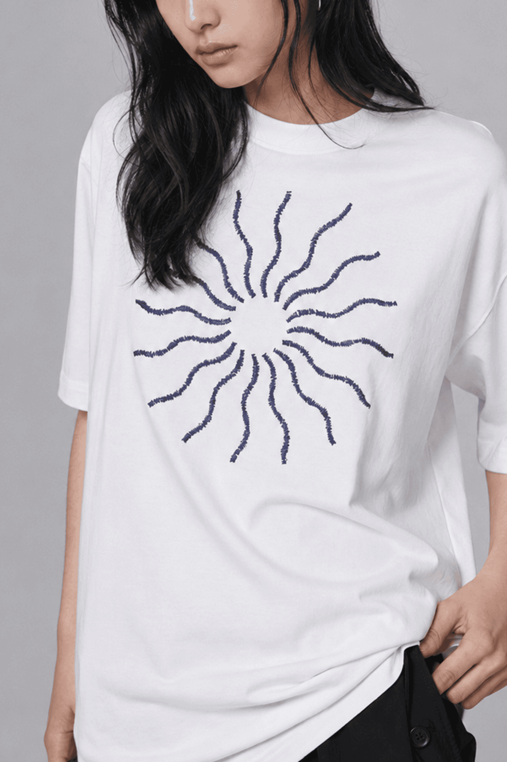 The sun volume embroidered T shirt - White — vue 5