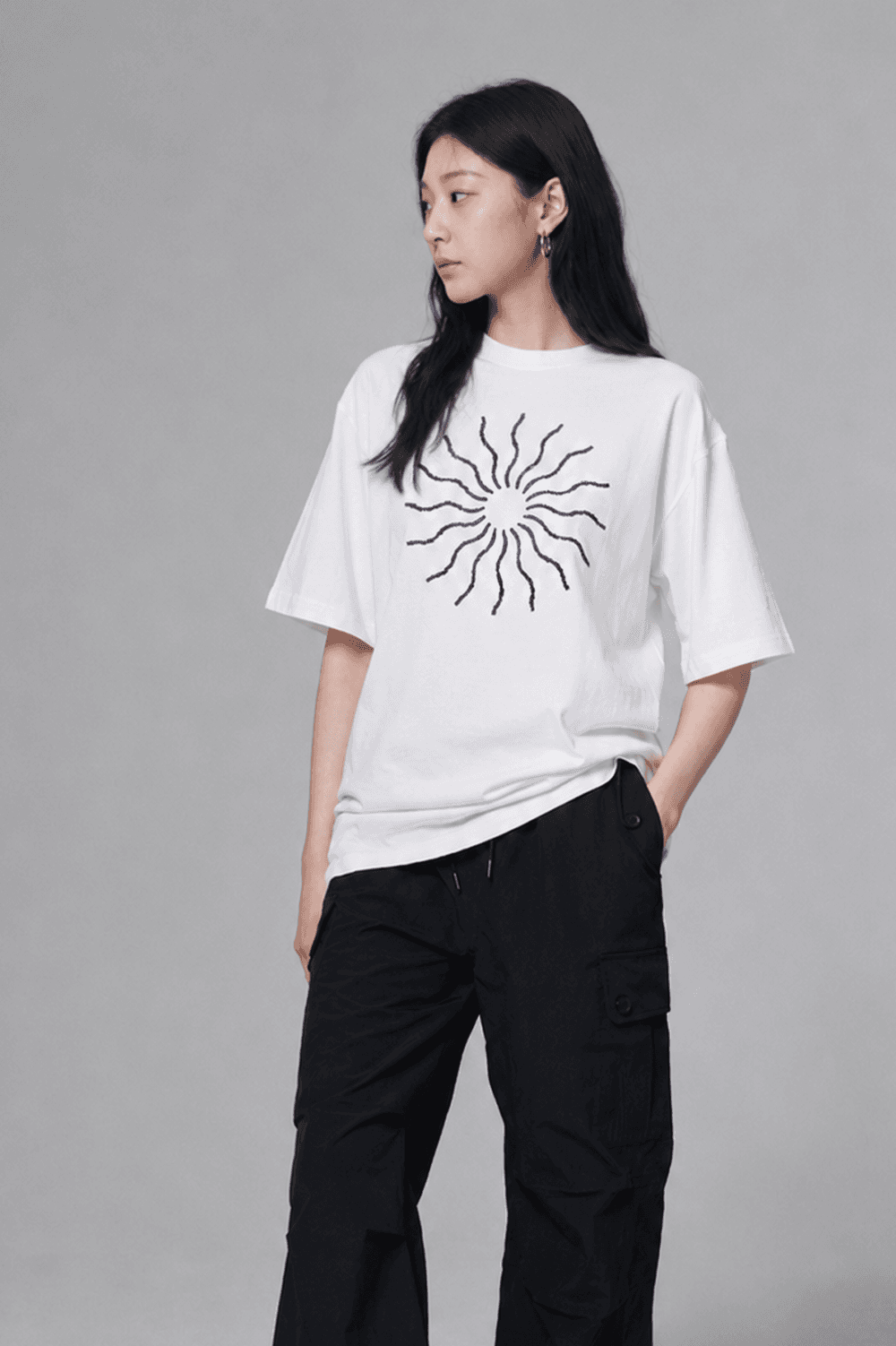 The sun volume embroidered T shirt - White — vue 9