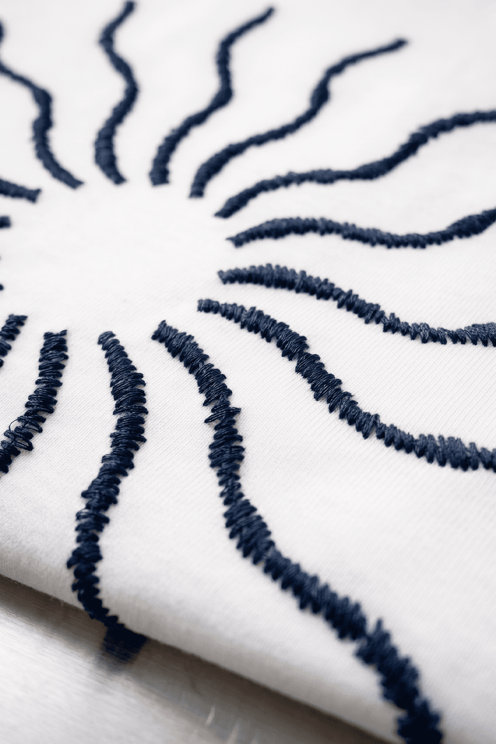 The sun volume embroidered T shirt - White — vue 10