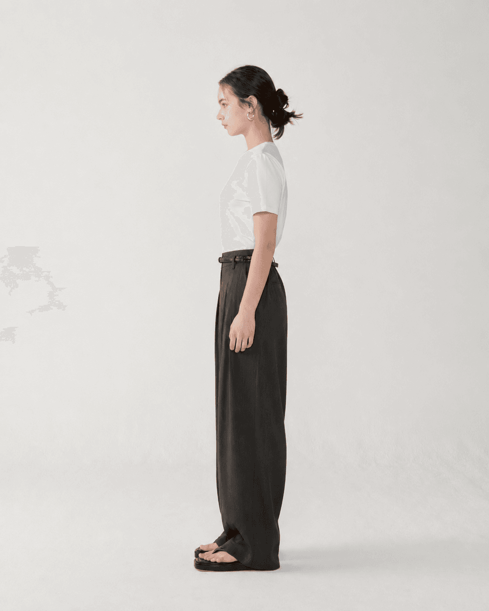 Wrinkle crepe wide banding pants - Dark warm gray — vue 5